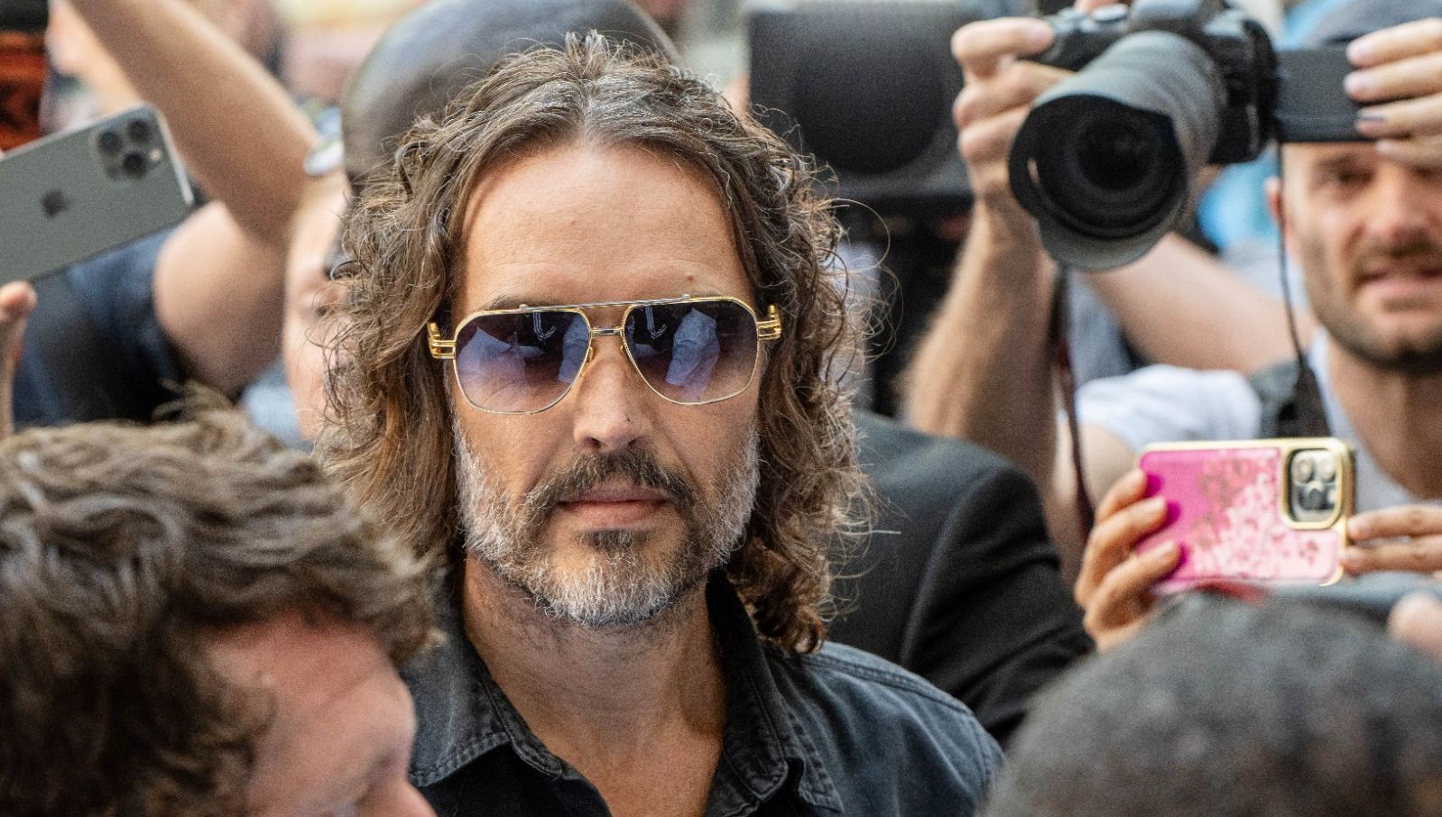 Tecavüz ve tacizle suçlanıyor: Russell Brand hakim karşısında