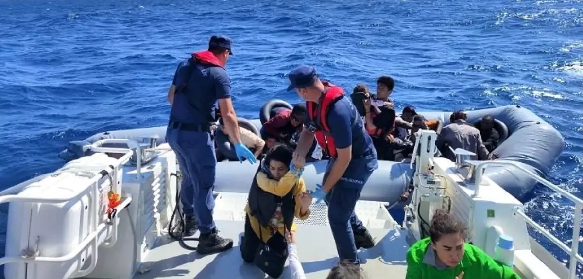 Seferihisar'da 30 Düzensiz Göçmen Kurtarıldı